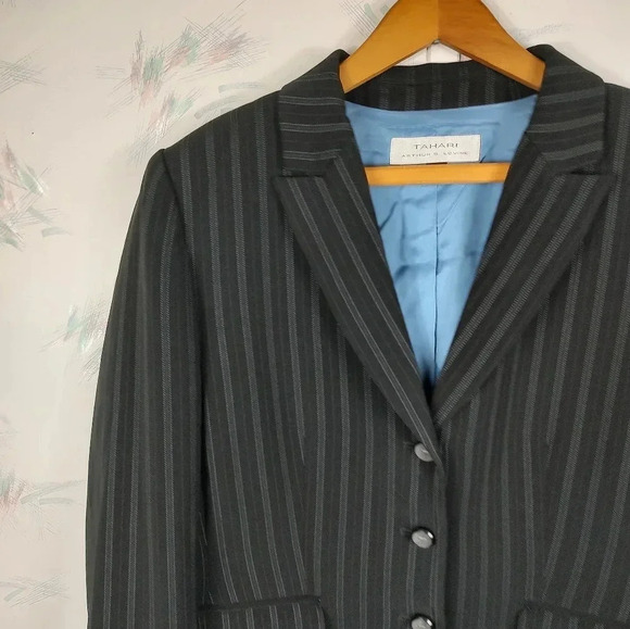 TAHARI Arthur S. Levine Black Pinstriped Blazer, Sz 12 - Picture 2 of 9